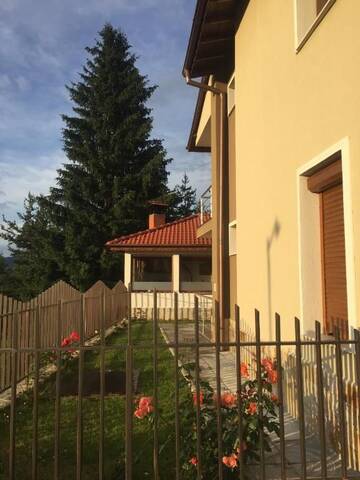 Фото номера Коттедж с 6 спальнями Дома для отпуска Twins Holiday Home г. Доспат 40
