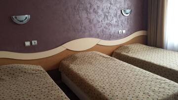 Фото номера Трехместный номер с балконом Отель Hotel Diamant г. Доспат 2